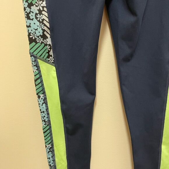 New FP Movement Run Remix Leggings /
Daisy Check Combo
Retail $98
NWOT - Picture 10 of 12
